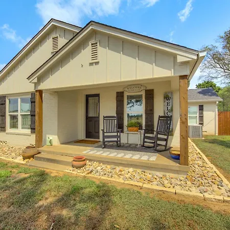 Pittsburg Home Close To Antiquing And Wineries!